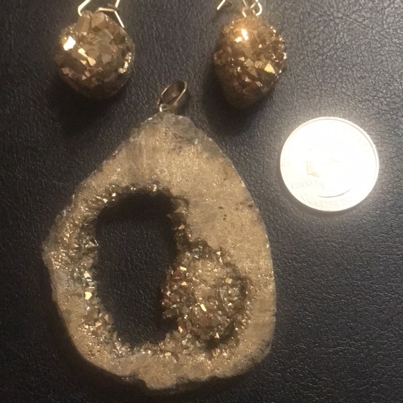 Gold Stone pendant with matching earrings - Picture 4 of 5